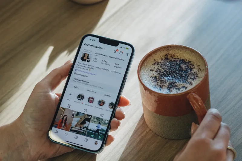 Your Eyes Are Lying to You: A Field Guide to Spotting AI-Generated Fakes Online